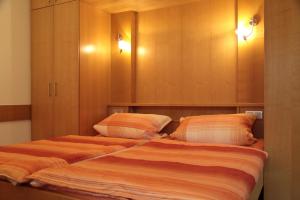 バートライヘンハルにあるFerienwohnung Eylmannのベッドルーム1室(ベッド2台、キャビネット付)