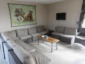 - un salon avec un canapé et une table dans l'établissement Holiday Home Het Verloren Goed, à Wingene