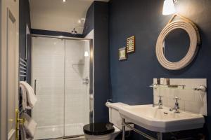 The Townhouse tesisinde bir banyo