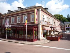 een gebouw op de hoek van een straat bij Hotel & Restaurant Le Cardinal in Poix