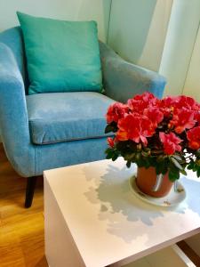 a blue couch and a table with a vase of flowers at Angel's (station accommodation) in Cambridge +27 photos