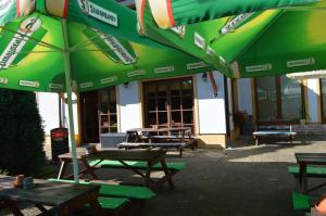 Reštaurácia alebo iné gastronomické zariadenie v ubytovaní Pension Druhý domov