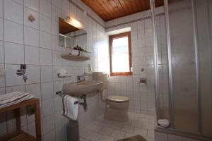 een badkamer met een toilet, een wastafel en een douche bij Pfandlhof in Walchsee