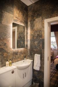 Inverlea Guest House في آير: حمام مع حوض ومرآة