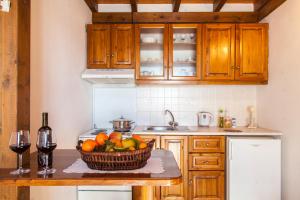 Kuchyň nebo kuchyňský kout v ubytování Sivros Stone Cottages