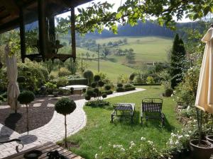 zwei Stühle im Gras im Garten in der Unterkunft Vier Jahreszeiten Idyll in Schuttertal