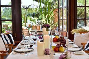 - une longue table avec des bougies et des fruits dans l'établissement PARKHOTEL - Rosarium, à Uetersen