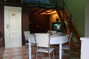 a room with a table and a bunk bed at Casa D'arte in Tocco da Casauria