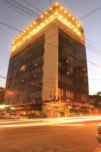 un gran edificio con luces encima en Premier Hill Suites Hotel, en Asunción