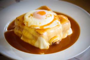 ein weißer Teller mit einem Dessert aus Karamell und Eiscreme in der Unterkunft Ti Marquitas in Vila de Rei