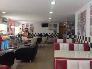 ein Speisesaal mit Stühlen und Tischen in einem Restaurant in der Unterkunft Ti Marquitas in Vila de Rei