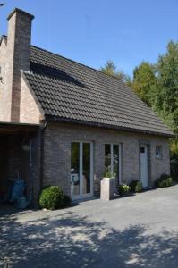 a small brick building with a lot of windows at Stropershuisje in Stekene