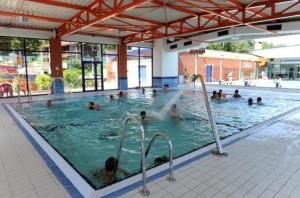 un grupo de personas en una piscina en Camping Hurongues, en Pomeys