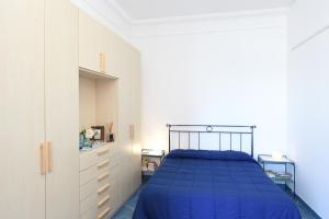 ソレントにあるCasa Giovannaのベッドルーム(青いベッド1台、白いクローゼット付)