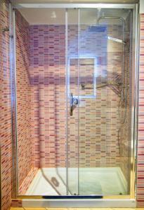 ソレントにあるCasa Vacanze Quisisanaのバスルーム(ガラスドア付きのシャワー付)