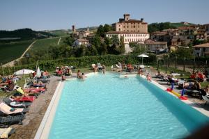 Bazén v ubytování Hotel Barolo nebo v jeho okolí