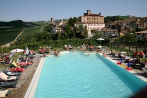 un groupe de personnes assises dans une piscine dans l'établissement Hotel Barolo, à Barolo