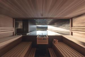 uma sauna com um lavatório e uma janela em Das Wanda em Caldaro