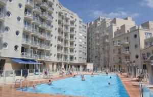 un grupo de personas en una piscina al lado de los edificios en Apartment "Zeezicht", en Ostende