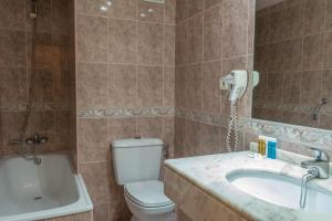 Een badkamer bij Royal Costa