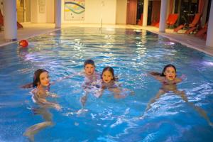 eine Gruppe von Kindern, die in einem Pool schwimmen in der Unterkunft Hotel Amadeus Micheluzzi in Serfaus