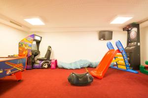 une salle de jeux avec toboggan et toboggan dans l'établissement Hotel Amadeus Micheluzzi, à Serfaus