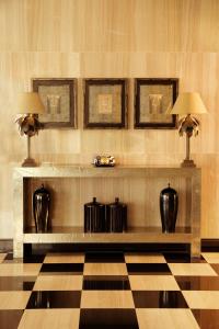 a lobby with two lamps and a table with luggage at Hotel Real Oeiras in Oeiras