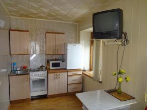 SalavatにあるМини Отель Советскийの小さなキッチン(壁にテレビ付)