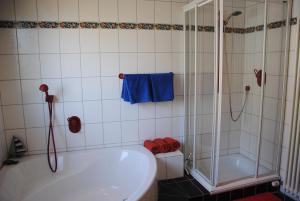 Bathroom sa Ferienwohnung Rosengarten