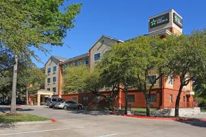 un edificio de hotel con un aparcamiento enfrente en Extended Stay America Suites - Austin - Northwest Arboretum, en Austin