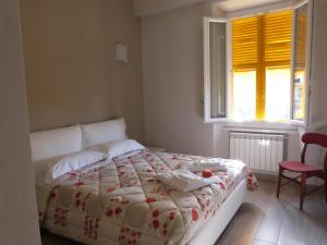 Schlafzimmer mit einem Bett und einem Fenster in der Unterkunft Ca' da Valeria One in Chiavari