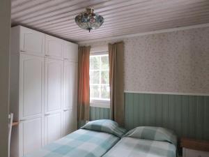 een slaapkamer met 2 bedden en een raam bij Seilorin Lomakylä in Luvia