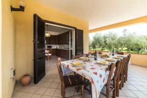 ein Esszimmer mit Tisch und Stühlen und eine Küche in der Unterkunft Villa Tina in Santa Maria di Castellabate