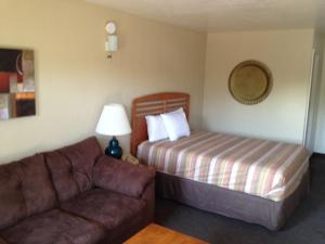 Posteľ alebo postele v izbe v ubytovaní Dinner Bell Motel