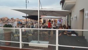 balcone di un ristorante con persone su una barca di Albergo Del Sole a Taranto