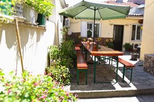 Patio nebo venkovní prostory v ubytování Shanti Hostel