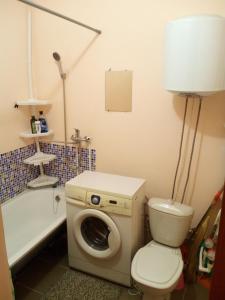 SalavatにあるЭконом апартаментыのバスルーム(洗濯機、トイレ付)