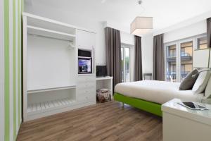 pokój hotelowy z łóżkiem i telewizorem w obiekcie Valentina Relais w Sorrento