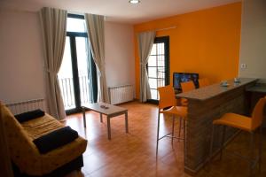 una sala de estar con un sofá y una mesa en Aparthotel Can Gallart, en Santa Coloma de Farners