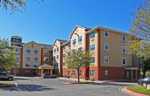 een appartementencomplex met een parkeerplaats ervoor bij Extended Stay America Suites - Austin - Northwest - Lakeline Mall in Austin