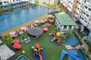 喬木提恩海灘的住宿－拉古納海灘2號度假公寓，享有带水上公园的游泳池的空中景致