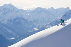 una persona está esquiando por una montaña cubierta de nieve en Landhaus Marie, en Schwangau
