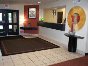 a lobby with a mirror on the wall and a floor at Extended Stay America Suites - Minneapolis - Maple Grove in Maple Grove