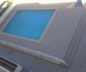 una piscina en la parte superior de un edificio en Shinning Waves en Armação de Pêra