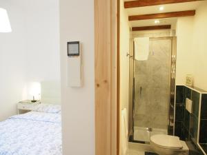 bagno con letto, doccia e servizi igienici di Eco Pisa Tower Guesthouse a Pisa