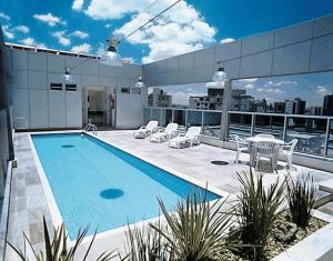 uma piscina no telhado de um edifício em San Diego Apart- Hotel em Belo Horizonte