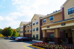 a row of buildings with cars parked in a parking lot at Extended Stay America Suites - Philadelphia - Bensalem in Bensalem