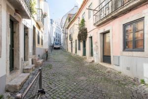 リスボンにあるCozy apartment in Bairro Altoの建物の通路の空き通り