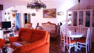 sala de estar con mesa y sillas en La Maison dos Prazeres, en Portimão