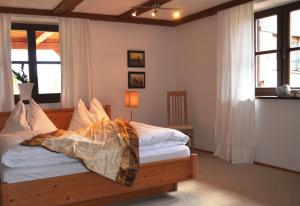 Un dormitorio con una cama con una manta. en Ferienwohnung Strubbauer Urlaub am Bauernhof en Abtenau